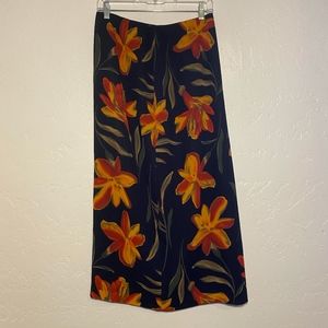 Chaus skirt with liner, size 10.